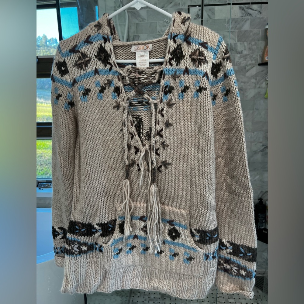 LaRok Women's Beige and Blue Sweater